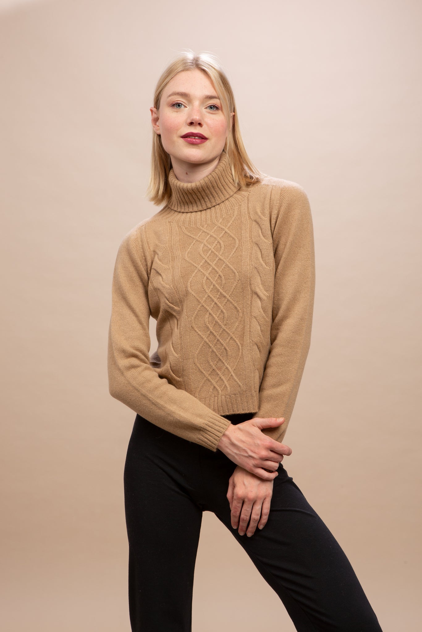 Dobbiaco - Dolcevita seamless (senza cuciture) con motivo aran + trecce sul davanti