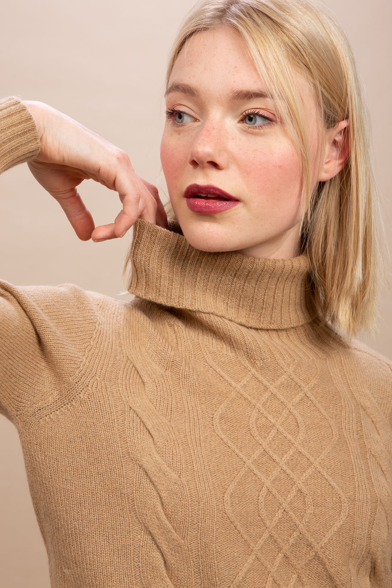 Dobbiaco - Dolcevita seamless (senza cuciture) con motivo aran + trecce sul davanti